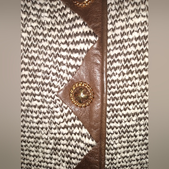 ST JOHN COLLECTION 10 BROWN TWEED BOUCLE SOFT LAMBS LEATHER LOGO BUTTONS JACKET - Picture 3 of 9